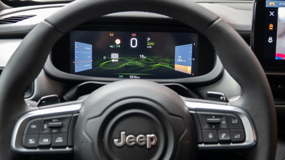 Lenkrad und Tacho des Jeep Avenger im Detail aufgenommen