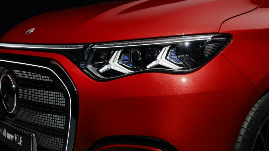 Detailaufnahme vom Scheinwerfer des neuen Mercedes VLE
