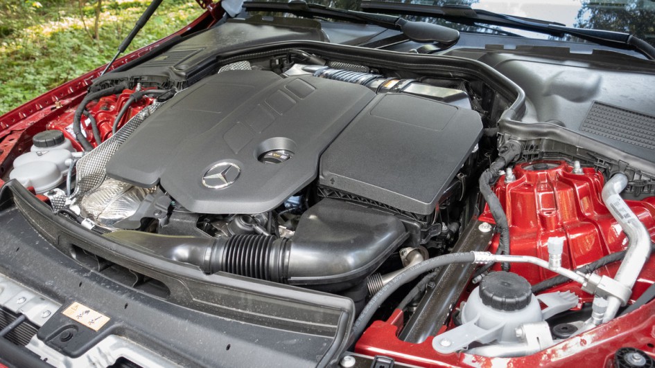 Mercedes C 220 d All Terrain in Patagonienrot mit geöffneter Motorhaube und Blick auf den Vierzylinder-Diesel