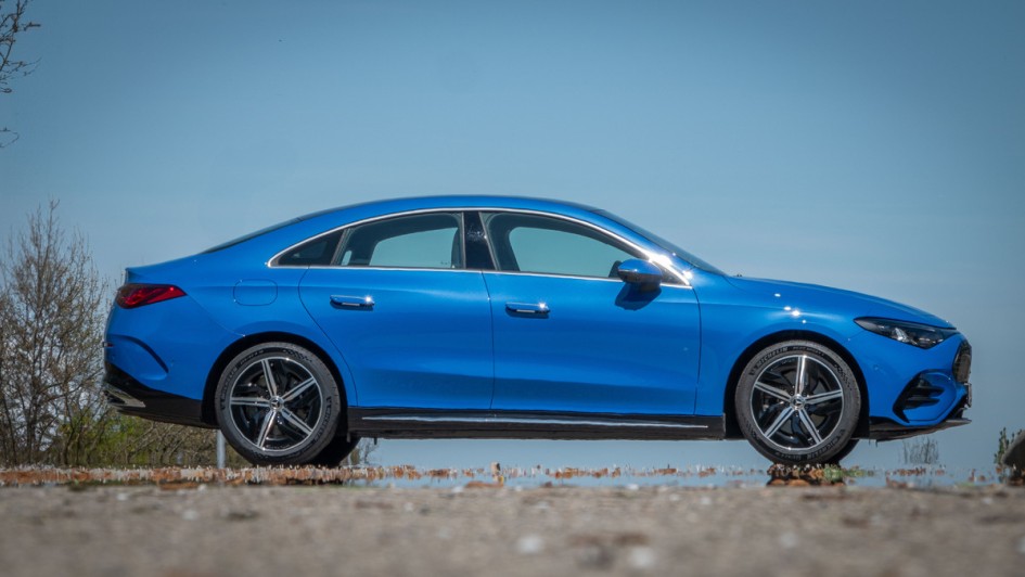 Seitensicht des CLA 350 in blau lackiert
