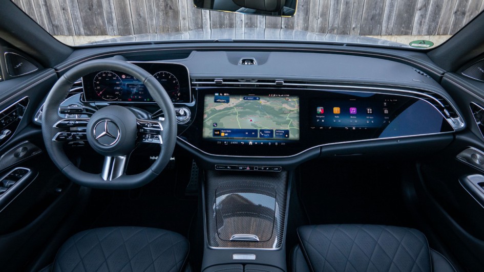 Gesamtansicht des Cockpits von der Rückbank aus fotografiert.