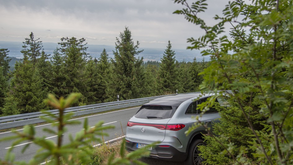 Mercedes EQE SUV im Anschnitt mit Blick vom Feldberg in den taunus