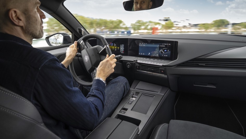 Innenaufnahme während der fahrt mit einem Opel AStra