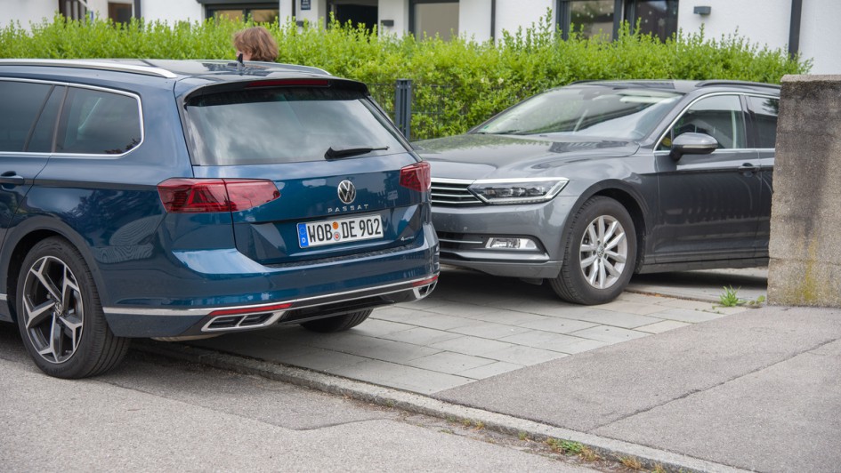 Heck vom Passat 2.0 TDI blau 2023 und Front vom Passat TDI 2016