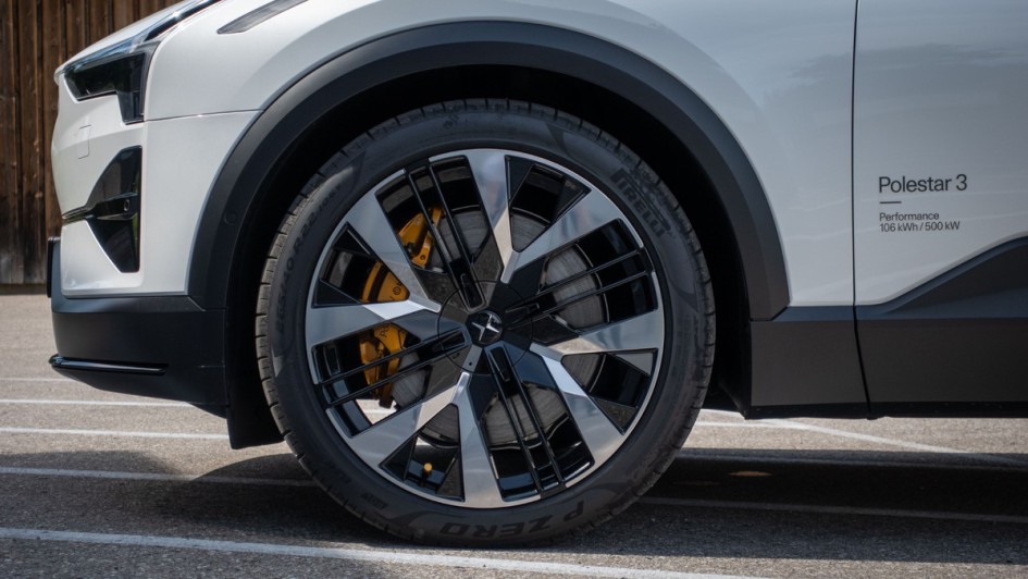 Aufnahme des 22-Zoll-Vorderades am Polestar 3 mit Brembo-Bremsen in gold