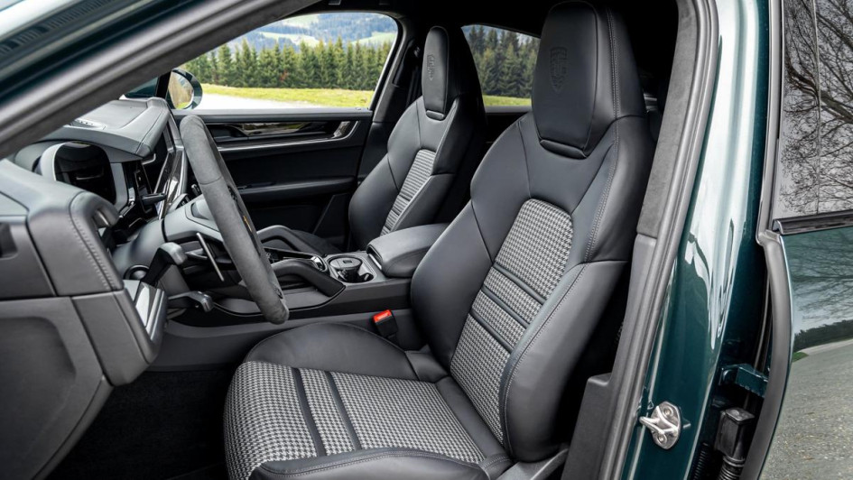 Porsche Cayenne S Coupé Innenraumfoto von der Fahrertür aus auf die Vordersitze im Karo-Muster.