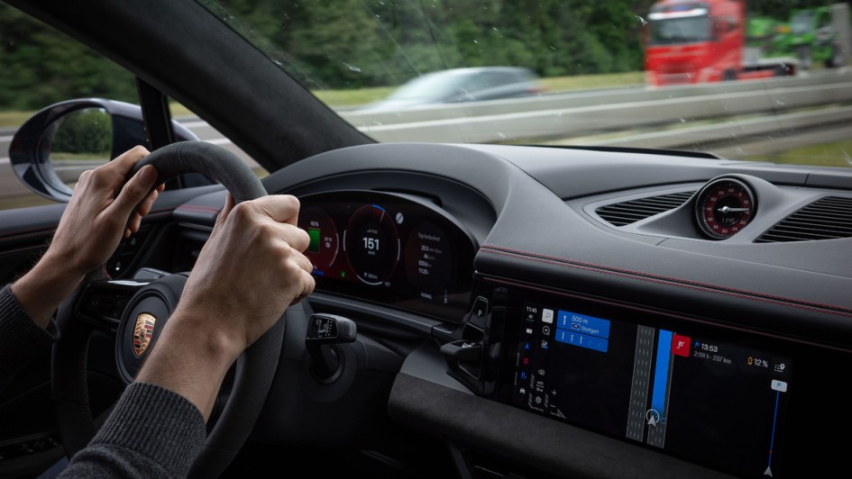 Aufnahme während der Fahrt im Porsche Macan GTS von der Beifahrerseite aus auf den Armaturenträger