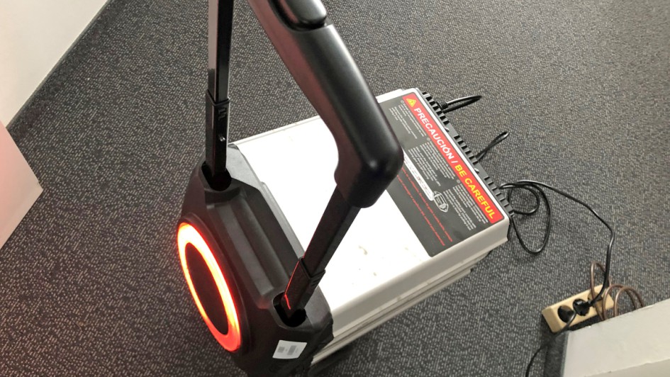 Ausgebauter Akku des Seat Mó wird an der Steckdose geladen