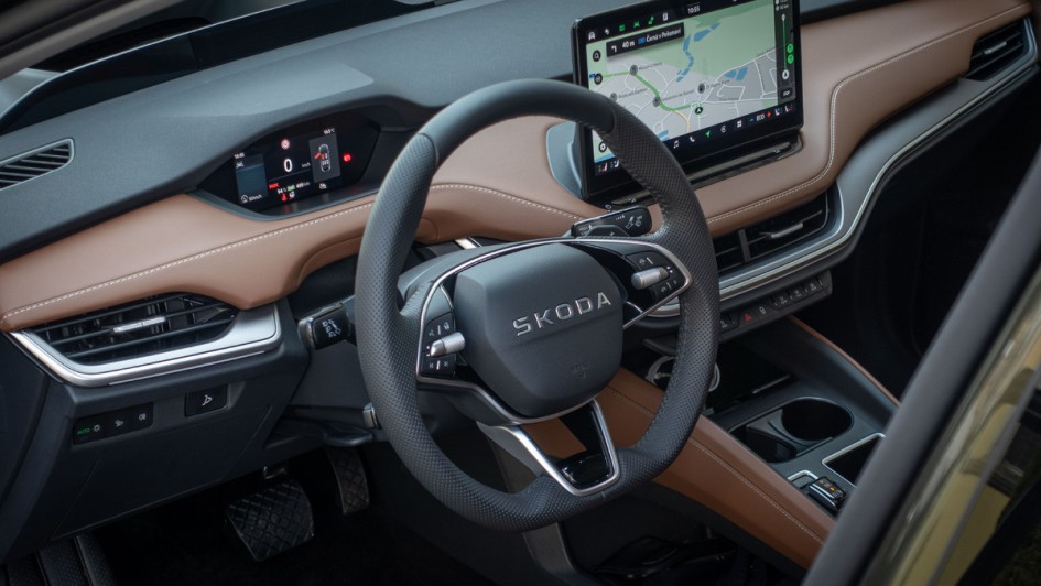 Cockpit des Faceliftmodells vom Skoda Enyaq, hier ein Foto des Lenkrads mit Tacho und Teilen des Armaturenbretts.