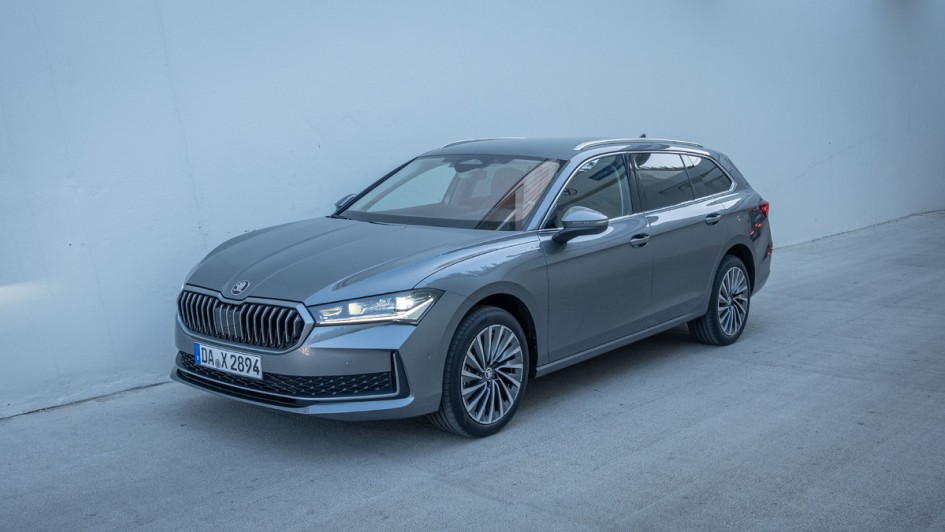 Skoda Superb vor weißer Wand aufgenommen