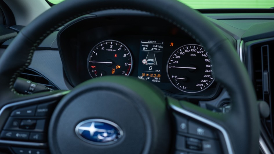 Analogtacho des Subaru Crosstrek im Detail fotografiert