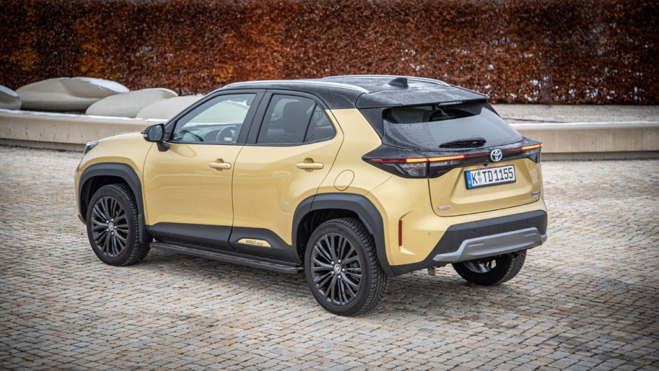 Toyota Yaris Cross Hybrid AWD schräg von hinten links fotografiert
