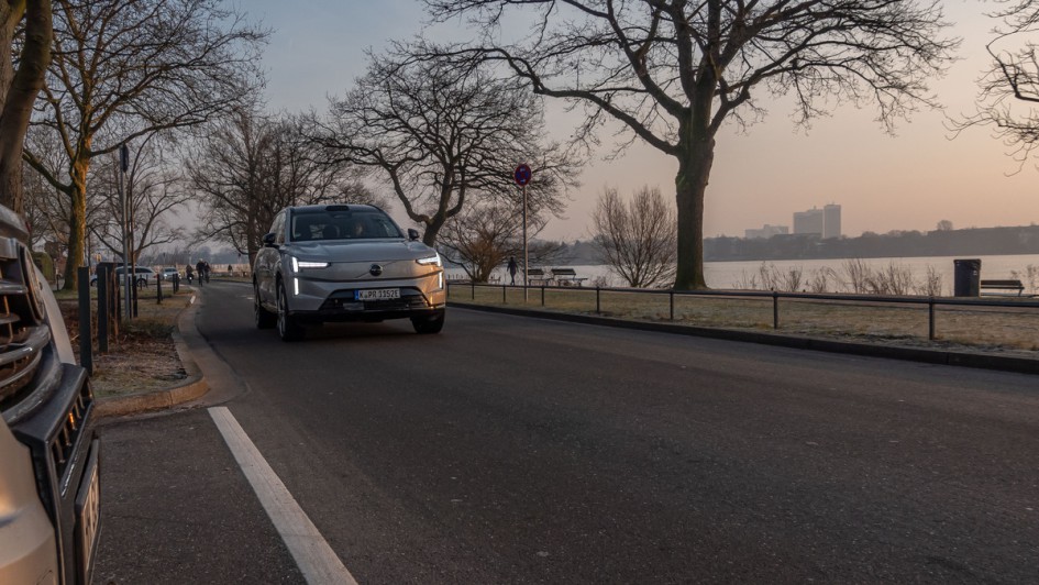 EX90 von vorn fahrend fotografiert in Hamburg