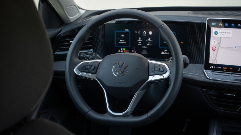 Foto von hinten aufs Lenkrad des VW Passat eHybrid aus dem jahr 2026