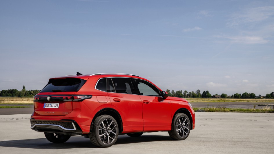 VW Tiguan in rot lackiert und in der Ausstattung R-Line schräg von hinten