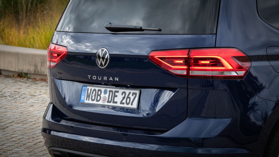 Foto der Heckklape des VW Touran 2.0 TDI DSG Highline in dunkelblau 