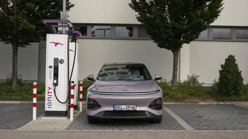 Xpeng G6 an Ionity-Ladesäule ladend