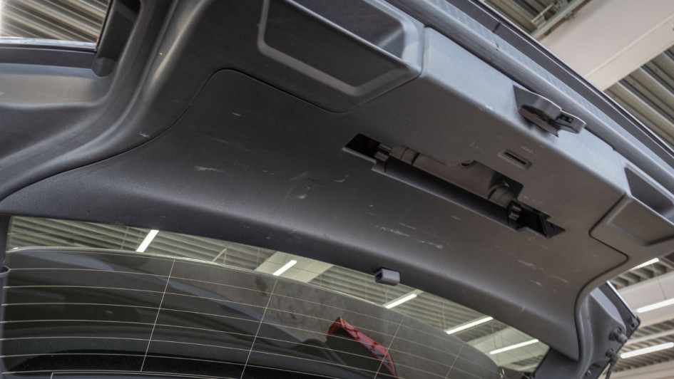 Schwachpunkt im Cupra Born: Das billige Plastik an der Innenseite der Kofferraumklappe.