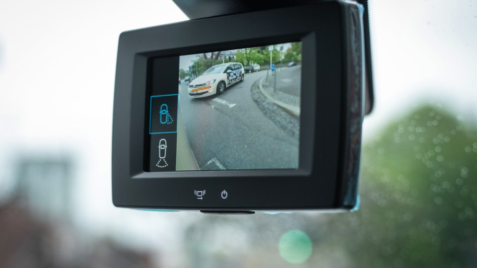 Foto von der Innenspiegelkamera im Citroen Berlingo mit Tot-Winkel-Blick