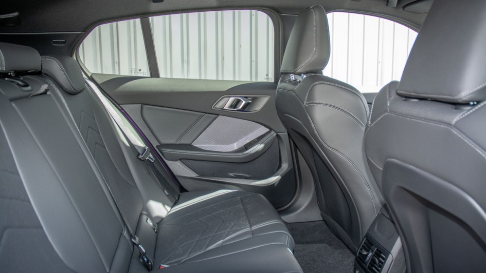 Foto der Rückbank im BMW 120d mit Kunstleder bezogen.