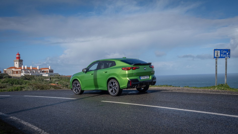 Grüner BMW X2 M35i vor Cabo da Roca in Portugal