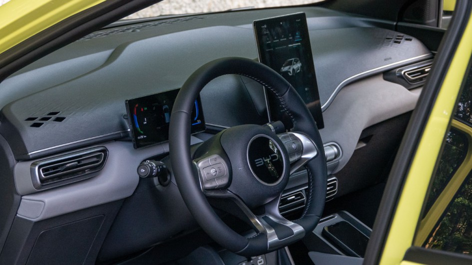 Foto von der fahrertür nach innen aufs Lenkrad des BYD Dolphin Surf