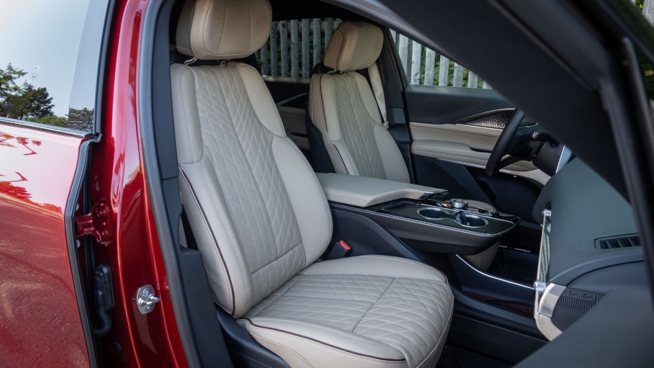 Cadillac Lyriq beigefarbene Vordersitze in Nappaleder