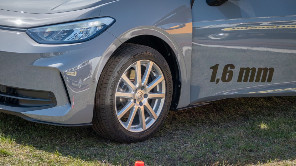Auf Mindestprofiltiefe abgefräster Reifen an einem VW ID.3 fürs nassbremsen aus 80 km/h