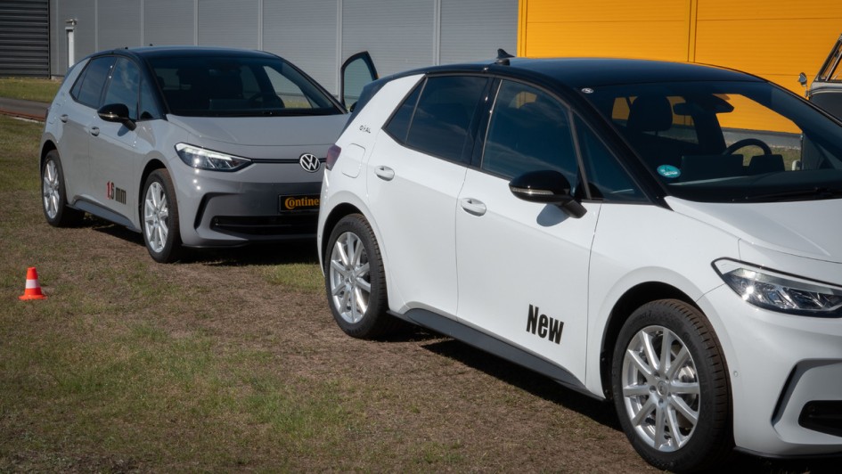 Zwei VW ID., der eine mit neuen Reifen, der andere mit Mindestprofiltiefe von 1,6 Millimetern