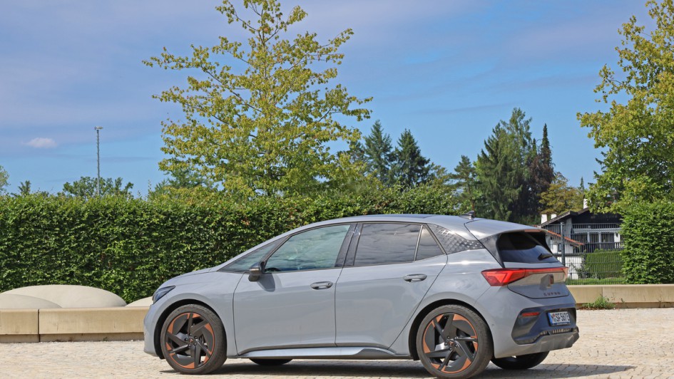 Cupra Born fotografiert auf Freifläche in der Seitenansicht, Vapor Grey