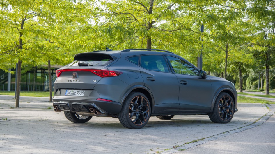 Fot vom Cupra Formentor schraeg von hinten