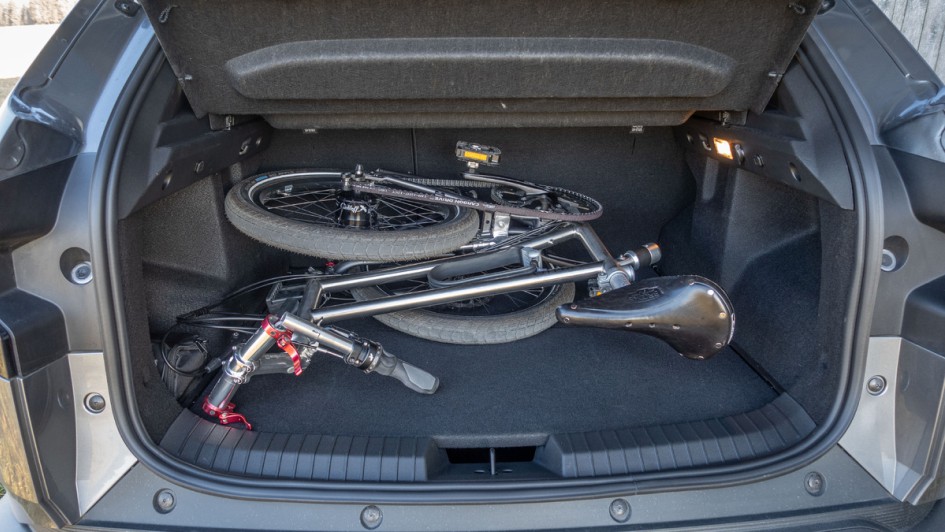 Foto vom Dacia Duster Kofferraum mit darin befindlichem Faltrad