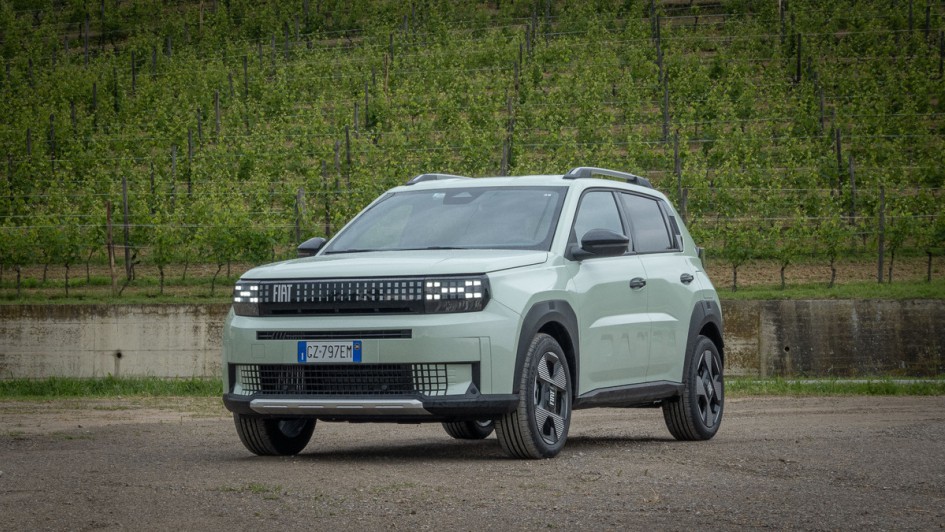 Stehend auf Kiesparkplatz fotografierter Fiat Grande Panda Hybrid 2025