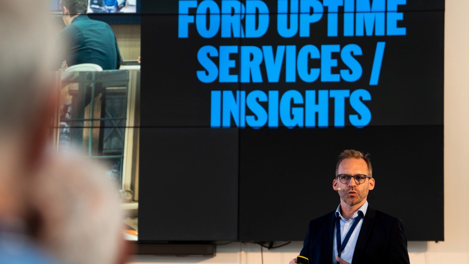 Wilhelm Buchmüller, Direktor Ford Pro DACH, erklärt das Konzept von Dealer Uptime Service vor Journalisten 