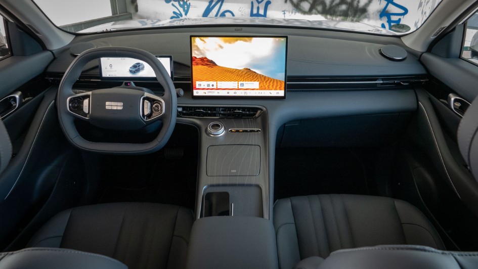 Foto des gesamten Armaturenbretts im Geely E5