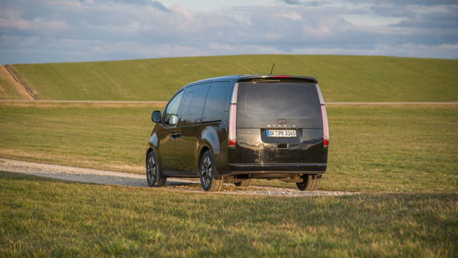 Hyundai Staria Signature AWD auf der Schotterstraße stehend im Sonnenuntergang