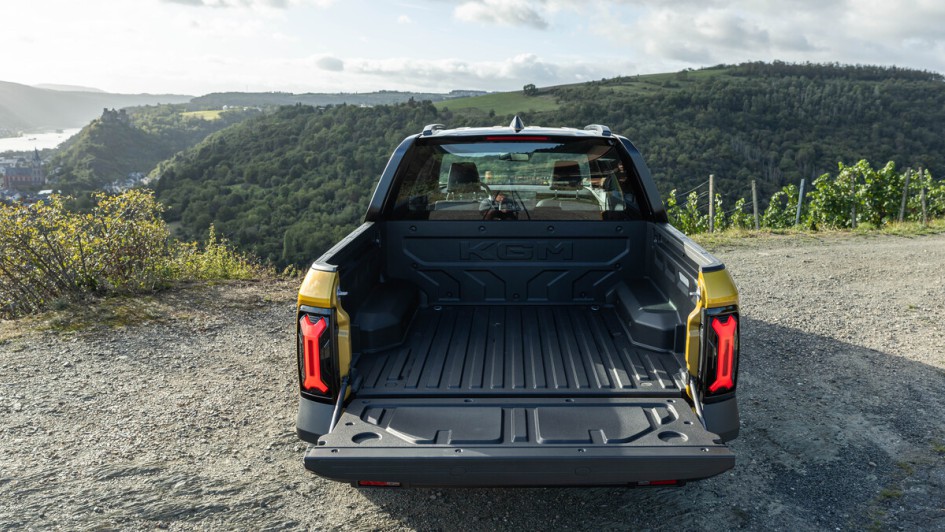 Die Klappe von der Pick-up-Ladefläche des KGM Musso EV ist auf diesem Foto geöffnet und man schaut auf die Ladefläche