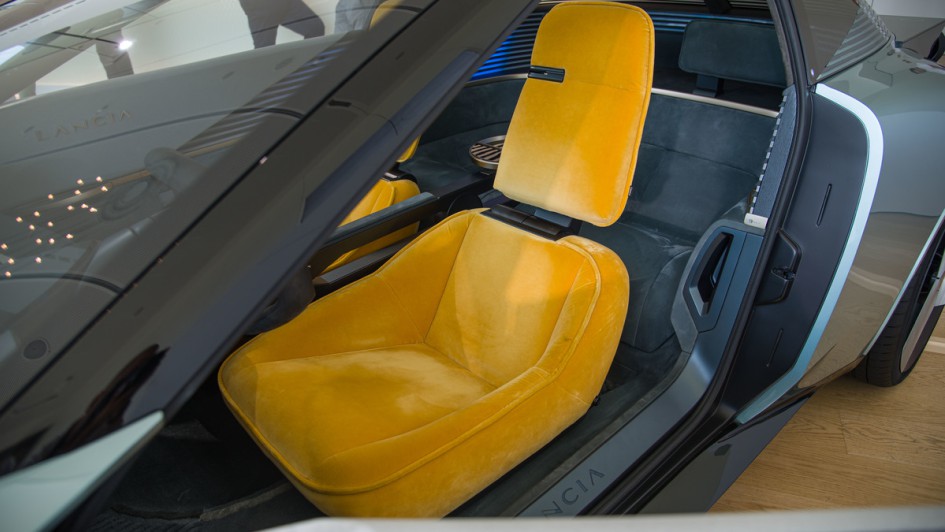 Lancia Pu+Ra HPE Vordersitze in goldgelb, Foto bei geöffneter Tuer