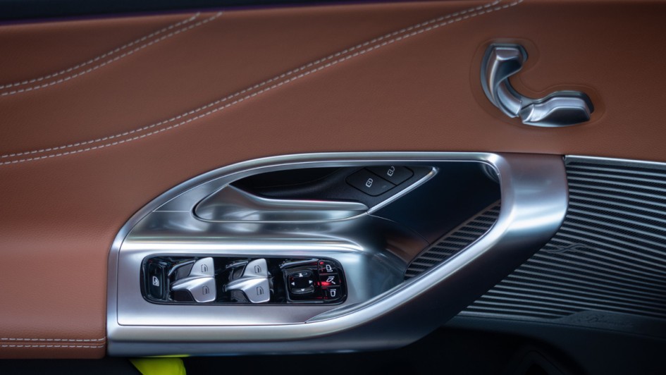 Bedienelemente in der linken vorderen Türverkleidung der Mercedes C-Klasse elektrisch 