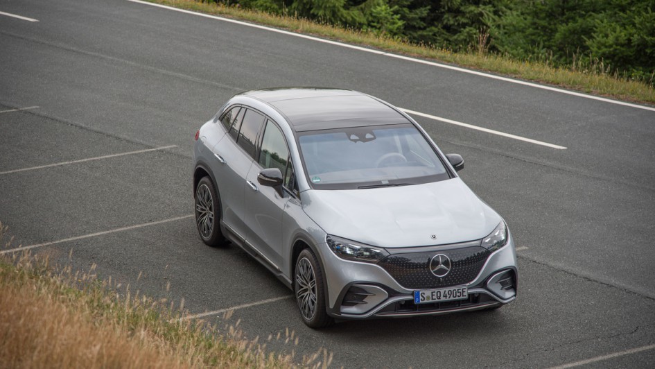Mercedes EQE SUV schaeg von vorn aus erhöhter Position aufgenommen. Mercedes steht auf Asphalt 