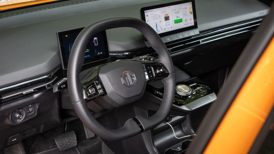 MG4 Extended Range orange lackiert Fotoaufnamhe vom Cockpit, fotografiert durchs geöffnete Fahrerfenster