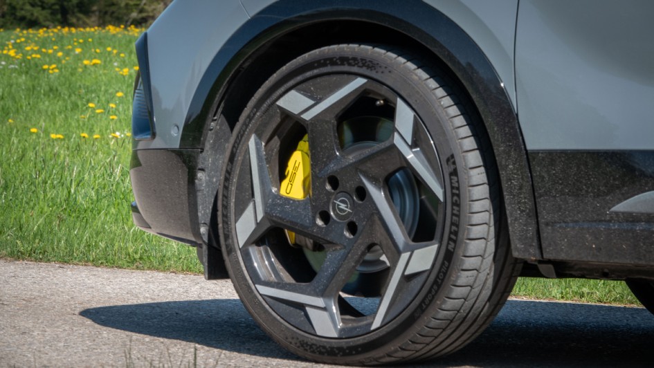 Foto der gelb lackierten Alcon-Bremsanlage im Opel Mokka GSE