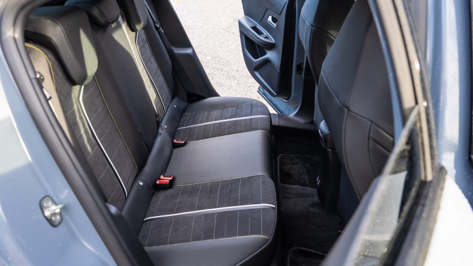 Rückbank im Opel Mokka GSE fotografiert