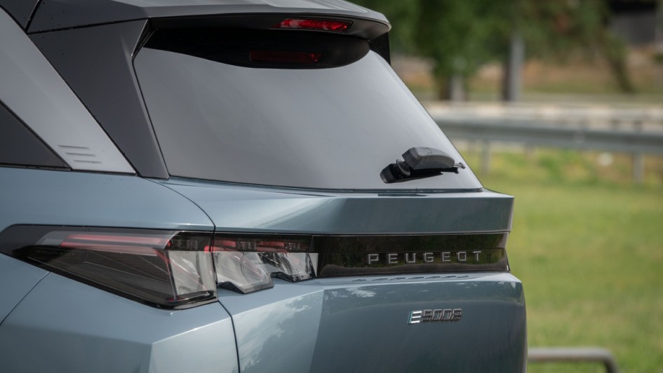 Beleuchteter Peugeot-Schriftzug am Heck des 5008 Elektro