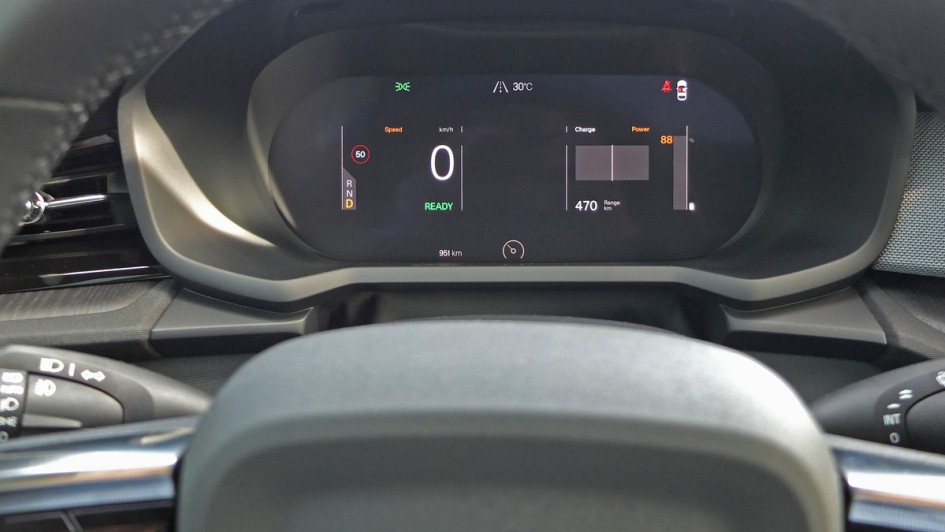Aufnahme vom Tacho im reduzierten Anzeigestil im Polestar 2