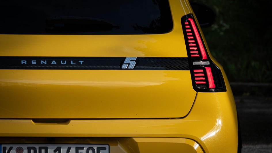 Schriftzug "Renault 5" am Heck des gelben R5