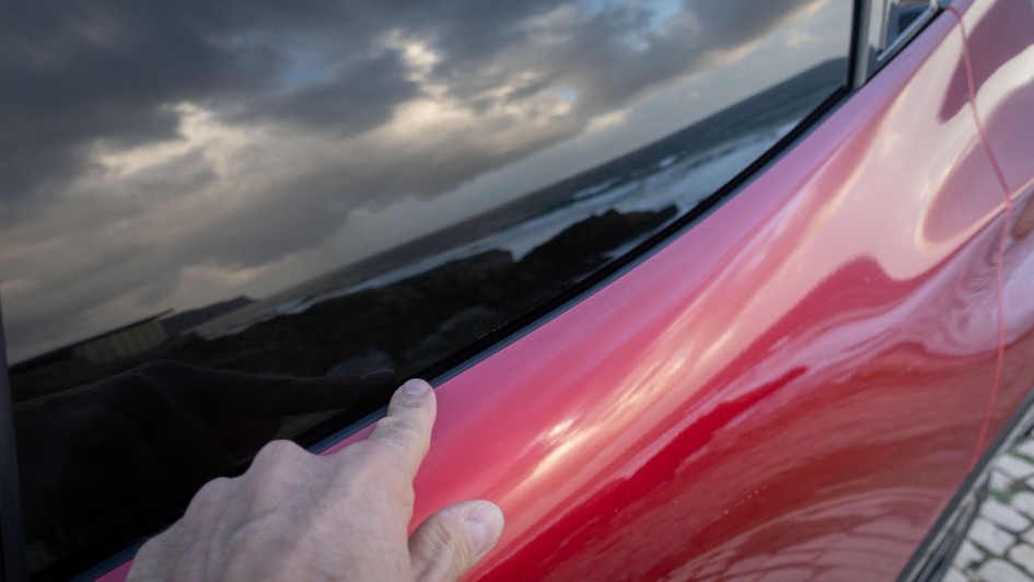 Renault Clio im Detail. Zu sehen ist die verdeckte Fensterleiste außen, was den Kleinwagen sehr hochwertig wirken lässt.