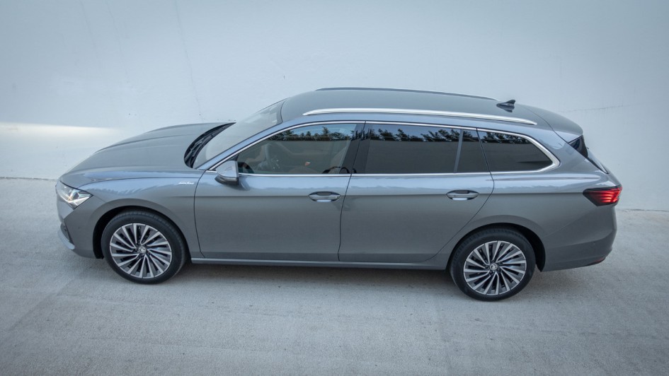 Skoda Superb Combi (2024) statisch vor weißer Wand in der Seitenansicht leicht von oben aufgenommen