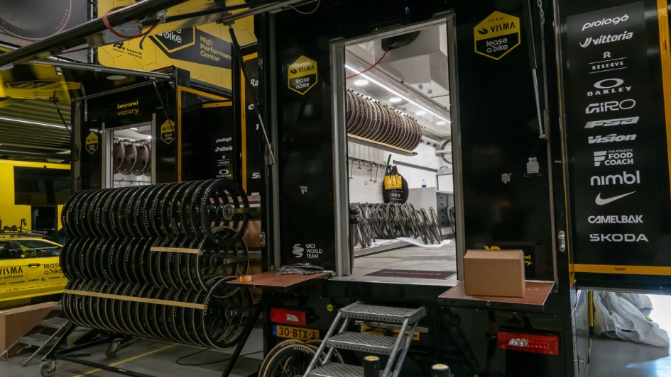 Unzählige Radsätze vor und in einem Lkw vom Team Visma Lease a Bike