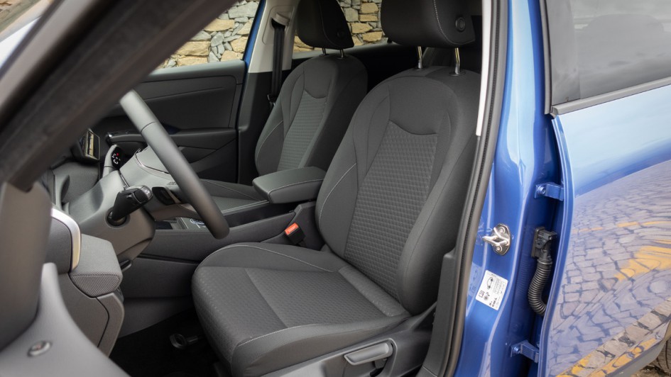 Schwarze Stoff-Vordersitze im neuen VW T-Roc fotografiert